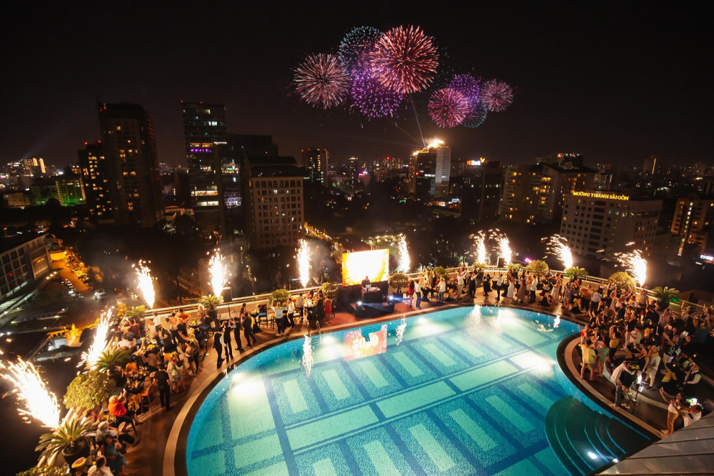 Tọa lạc ở tầng thượng khách sạn Sofitel Saigon Plaza, nhà hàng S Pool Bar & Dining mang đến cho thực khách không gian mở, thoáng mát cùng góc nhìn Sài Gòn từ tầng 18. Giá các món nước từ 250.000 đồng.