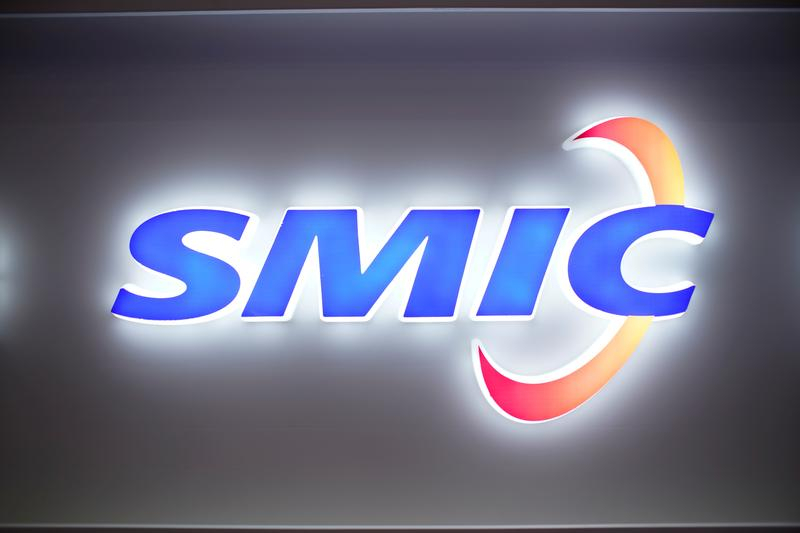 Logo của Tập đoàn Quốc tế Sản xuất Chất bán dẫn (SMIC), một đại gia hàng đầu Trung Quốc, sẽ bị Mỹ đưa vào “danh sách đen thương mại” - Ảnh: Reuters