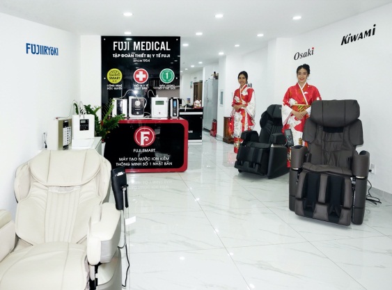 Khu vực trưng bày ghế massage và máy lọc nước ion kiềm tại văn phòng Fuji Medical Việt Nam. Ảnh: Fuji Medical Việt Nam cung cấp