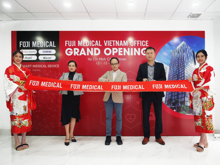 Đại biểu cắt băng khai trương văn phòng đại diện Fuji Medical Việt Nam. Ảnh: Fuji Medical Việt Nam cung cấp