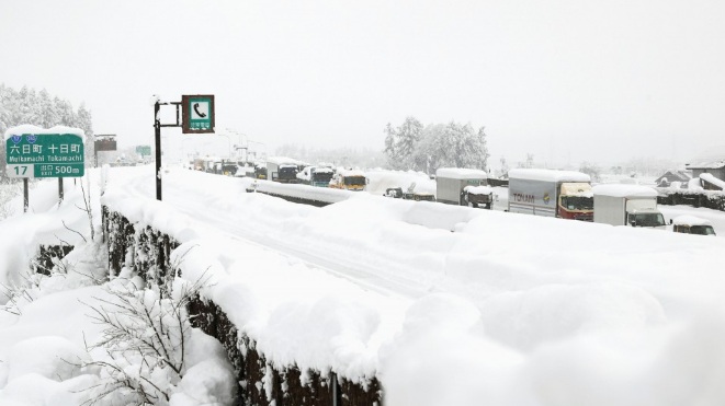 Các phương tiện bị mắc kẹt trên đường cao tốc Kanetsu phủ đầy tuyết ở Minamiuonuma, tỉnh Niigata.