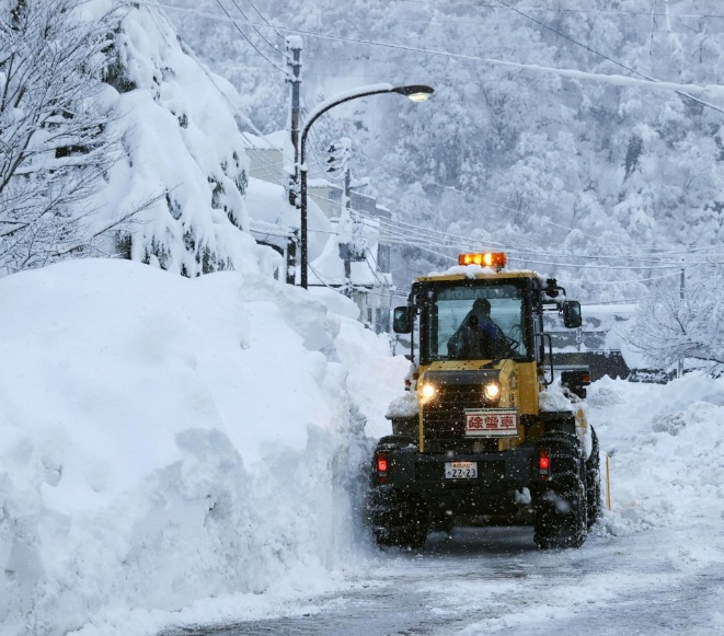 Một chiếc xe dọn tuyết hoạt động tại tuyến đường gần khu vực Yuzawa thuộc tỉnh Niigata, phía tây bắc Tokyo, vào ngày 18/12/2020
