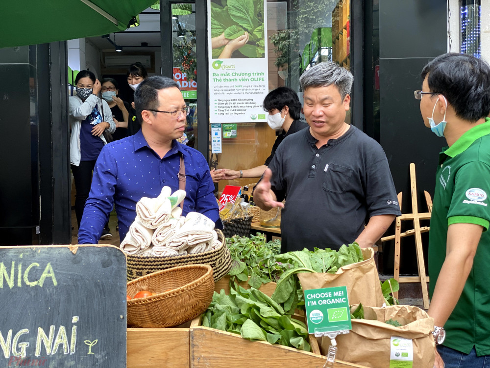 Chia sẻ tại chương trình “Gặp gỡ nông dân, thêm yêu thực phẩm” (Meet your farmer know your food) hôm 12/12ng Lê Văn Toàn, quản lý vườn rau nhiệt đới của Organica tại Đồng Nai cho rằng, do quy mô sản xuất, canh tác hữu cơ còn rất hạn chế, sản phẩm ra thị trường rất ít, chi phí sản xuất lại cao nên giá thành sản phẩm hữu cơ đang rất cao. Theo ông Toàn, nếu quy mô thị trường của nông sản hữu cơ lớn hơn, sức tiêu thụ mạnh hơn, đồng nghĩa với việc quy mô canh tác, sản xuất sẽ lớn hơn, giá thành cạnh tranh sẽ giảm đi nhiều hơn và nhiều người tiêu dùng có thể được tiếp cận với rau, củ hữu cơ hơn.