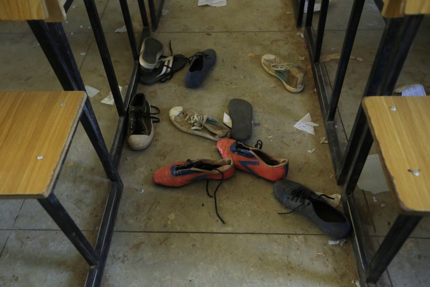 Đôi giày của các học sinh bị bắt cóc từ Trường Trung học Khoa học Chính phủ được nhìn thấy trong lớp học của họ ở Kankara, Nigeria