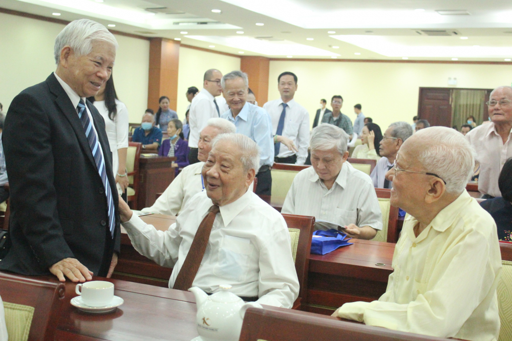 Nguyên Chủ tịch nước Nguyễn Minh Triết thăm hỏi các đại biểu.