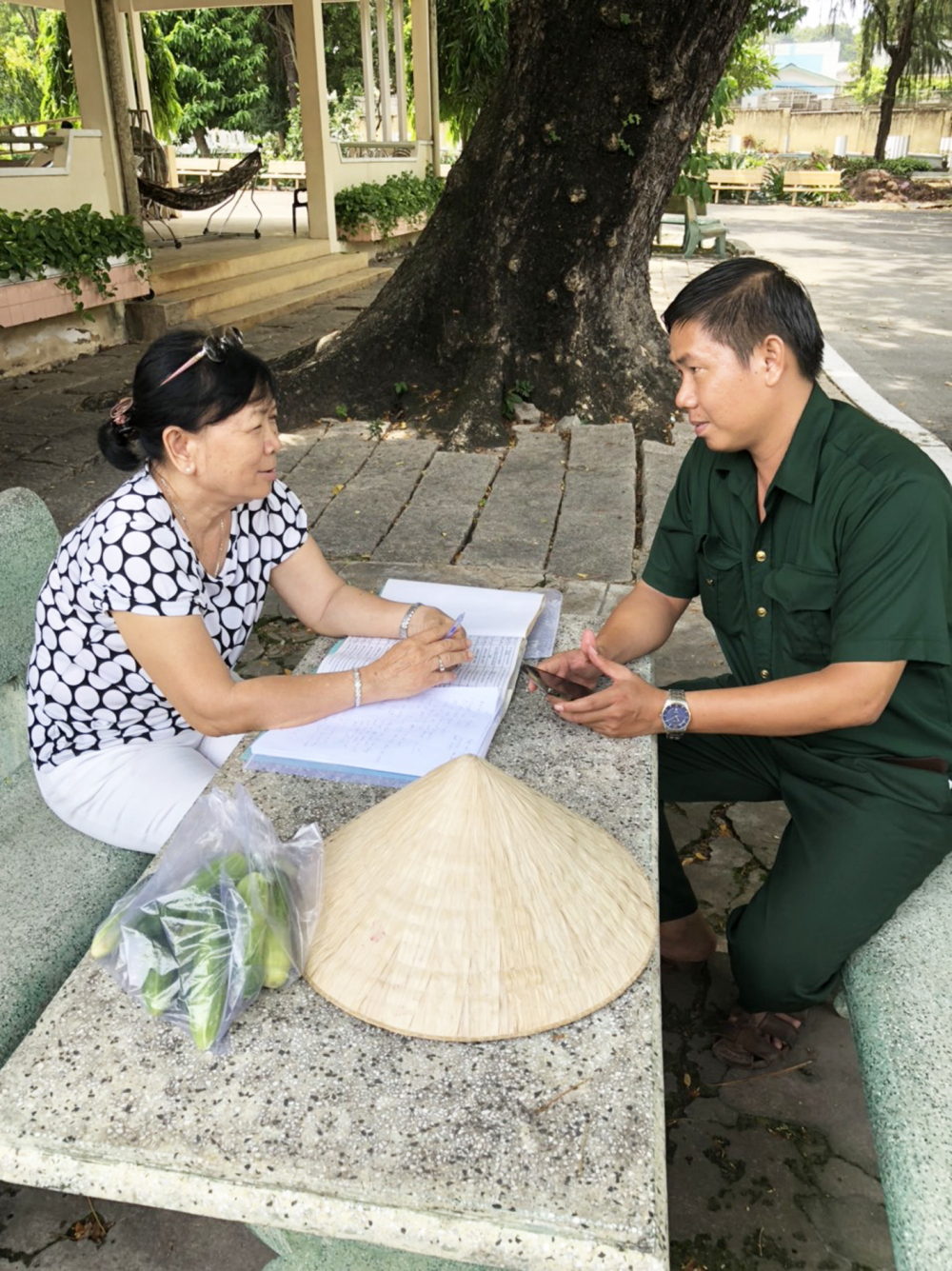 Trong hành trình của mình, bà Phượng luôn mang theo sổ sách ghi lại từng tên liệt sĩ được thân nhân gửi gắm  tìm kiếm mộ. Trước mỗi chỉ dấu, bà đều ghi chép cẩn thận