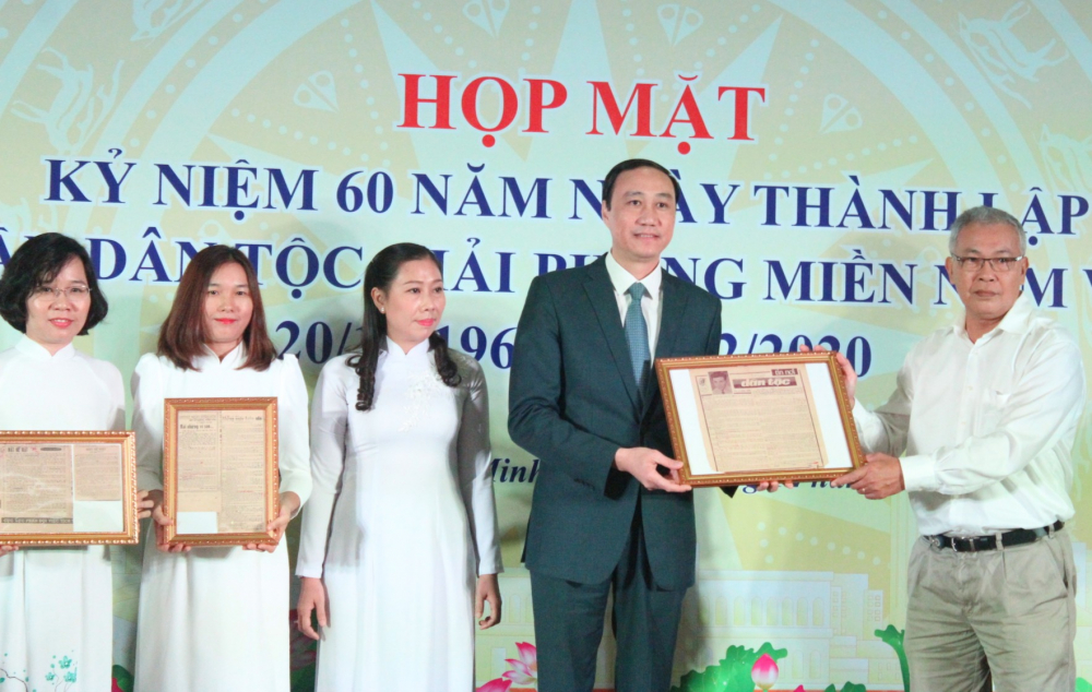Phó Chủ tịch Ủy ban Trung ương Mặt trận Tổ quốc Việt Nam Phùng Khánh Tài nhận hiện vật trao tặng từ gia đình GS.Lý Chánh Trung.