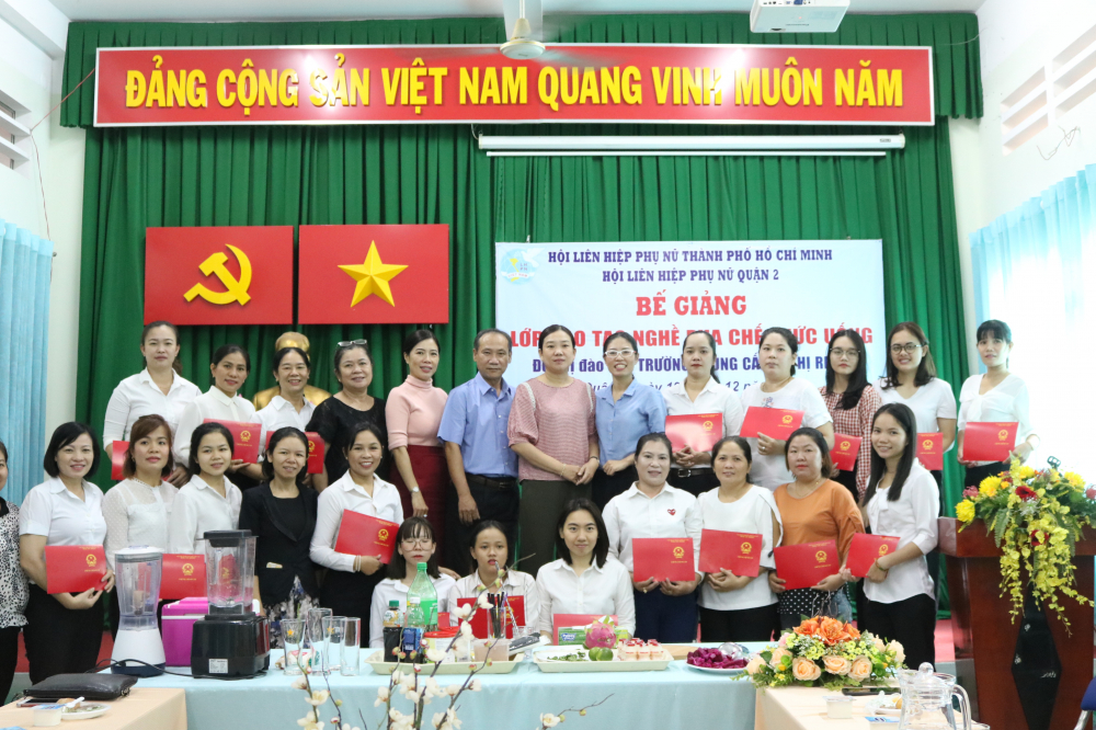 Nhận chứng chỉ, nhiều học viên cho biết sẽ mở quán, xin làm tại các nhà hàng, quán xá trên địa bàn 