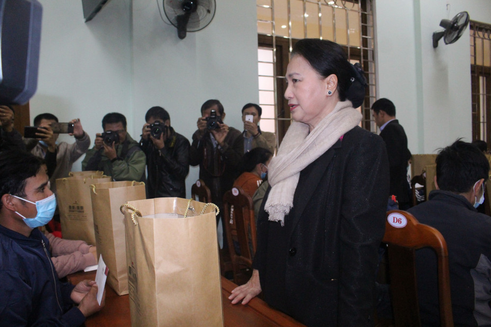 Chủ tịch Quốc Hội Nguyễn Thị Kim Ngân tặng quà cho những hộ dân bị thiệt hại nặng nề trong đợt bão lũ vừa qua