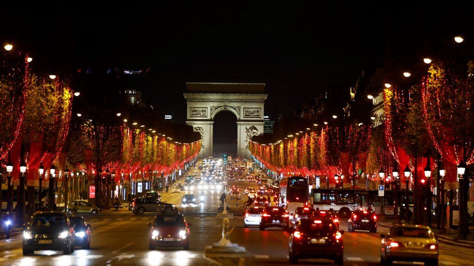  Đồ trang trí truyền thống vẫn chiếu sáng Paris và các thành phố khác bất chấp việc cách ly. Ảnh: Getty Images