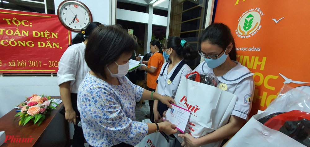 Bà Tạ Thị Nam Hồng - Phó tổng biên tập Báo Phụ Nữ TPHCM - tặng học bổng cho nữ sinh hiếu học