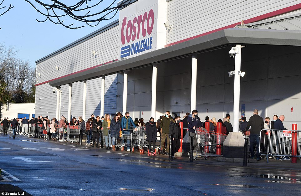 Vô số người Anh đổ xô đi mua sắm giữa đại dịch, trong ảnh là cảnh xếp hàng bên ngoài siêu thị Costco ở Manchester