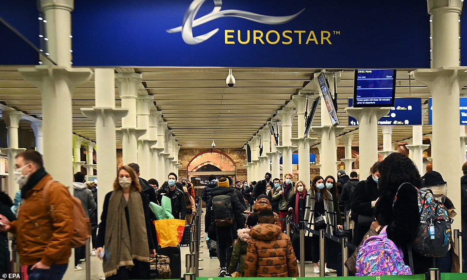Hành khách tại ga xe lửa London St Pancras xếp hàng để lên tàu Eurostar đến Paris đêm 20/12, trước khi biên giới bị đóng cửa
