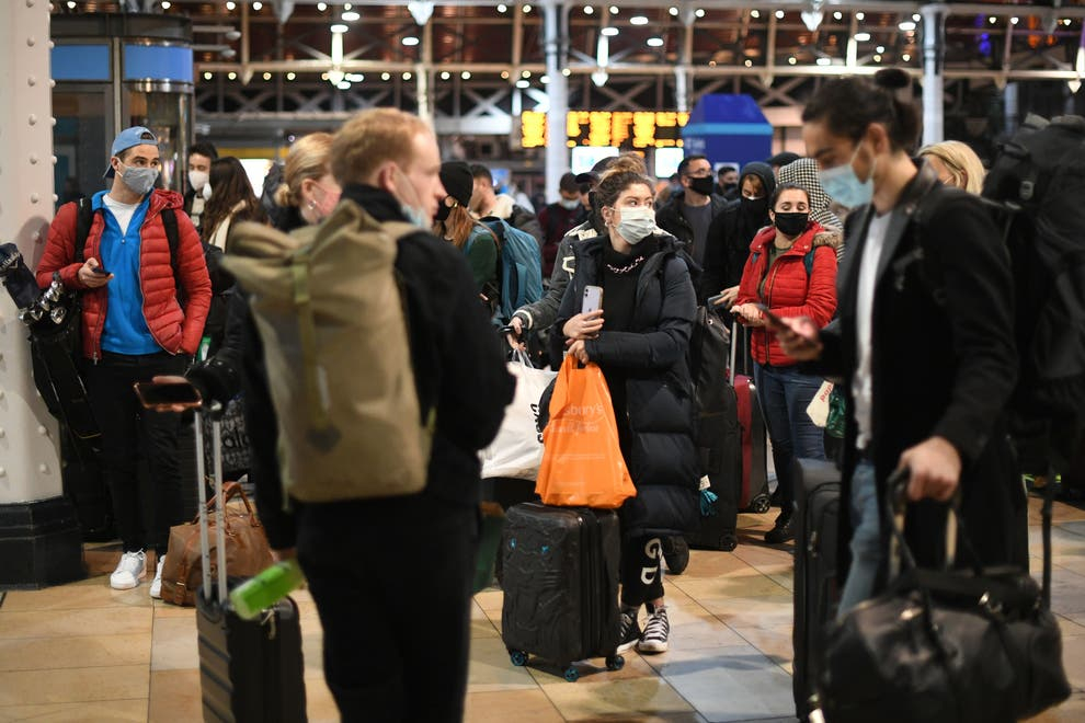 Hành khách chờ đợi ở ga Paddington ở London vào thứ Bảy 19/12