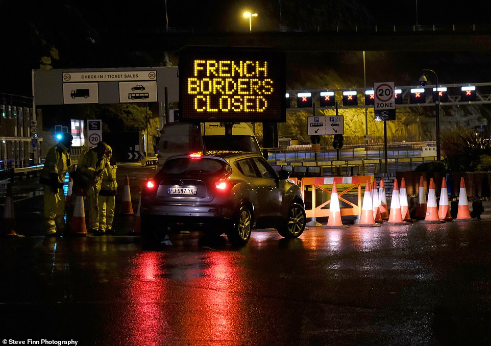 Một biển báo cho những người lái xe ô tô biết rằng biên giới Pháp đã bị đóng cửa, một chiếc ô tô mang biển số nước ngoài được yêu cầu quay đầu tại Dover
