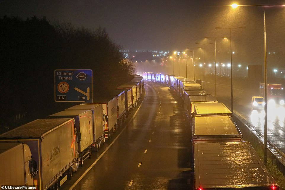 Hàng xe tải tạm nghỉ dọc tuyến đường vận chuyển ven biển M20 dẫn đến đường hầm eo biển Manche