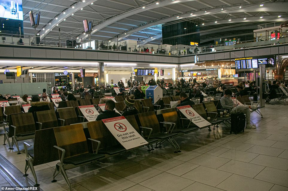  Du khách tại sân bay Heathrow đông đúc thực hiện giãn cách