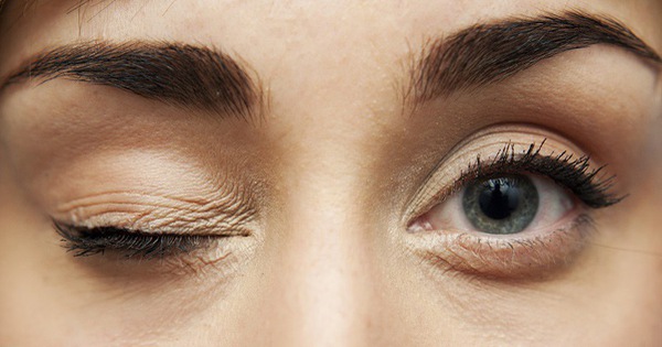 Nếu đã từng bị co giật mí mắt thì bạn cần hiểu rằng tình trạng này được gọi là blepharospasm (một hình thức rối loạn trương lực cơ). Để khắc phục y, hãy nhắm mắt lại để mắt được nghỉ ngơi.  Ngoài ra, nên tránh các công việc khiến cho mắt bạn phải làm việc nhiều. Nếu thường xuyên phải tiếp xúc với máy tính, hãy kéo dài công việc thêm 20 phút để nhìn ra ngoài cửa sổ nơi có không gian thoáng đãng.