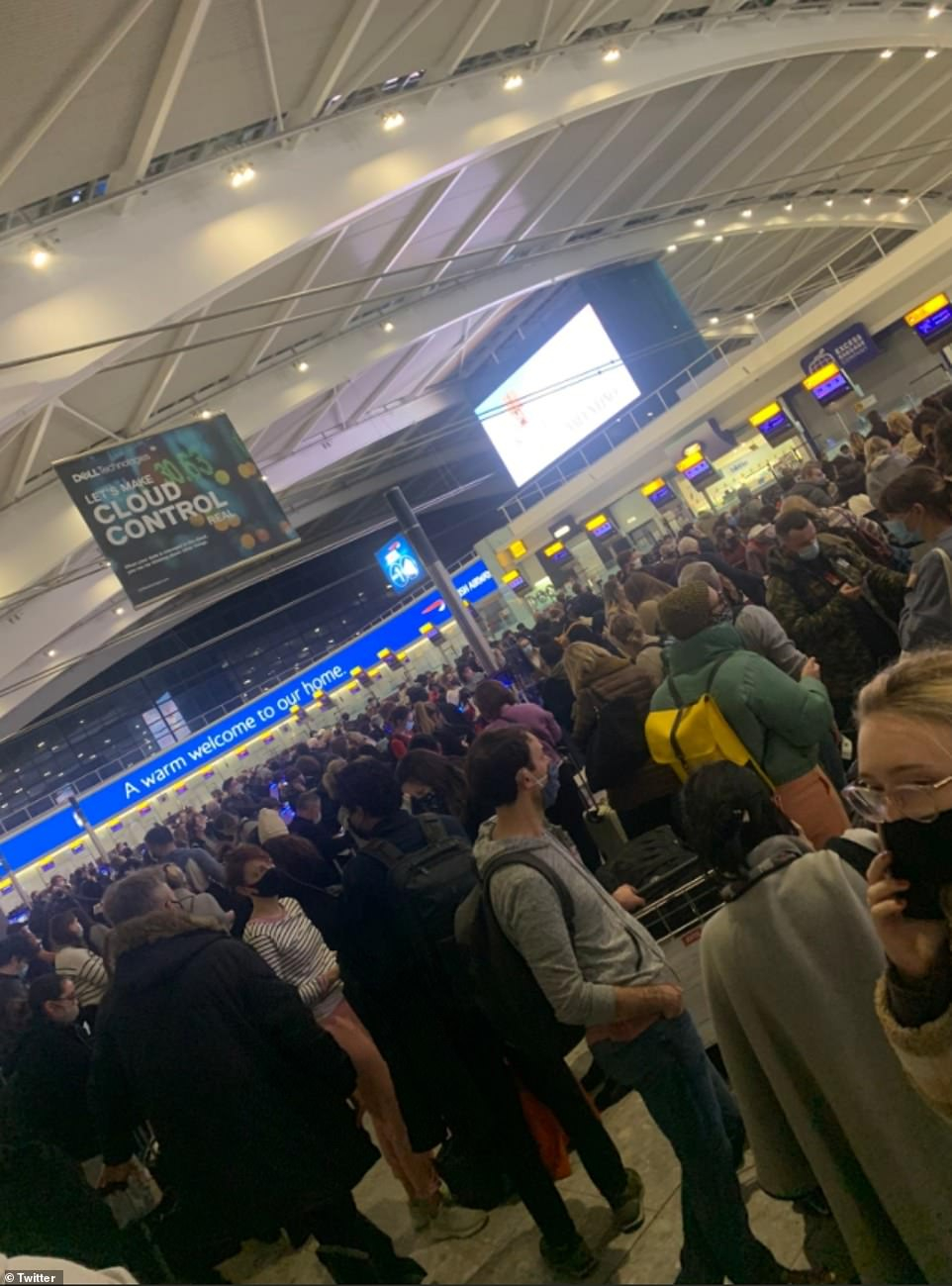 Đám đông hành khách tập trung tại Nhà ga số 5 của sân bay Heathrow để chờ cập nhật về chuyến bay Aer Lingus đến Dublin vào tối 20/12