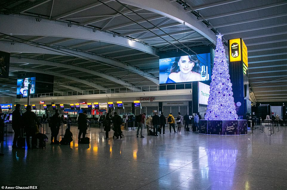 Du khách đón Giáng sinh tại sân bay Heathrow đông đúc khi nhiều người di chuyển trước lúc Chính phủ áp dụng các hạn chế Cấp 4