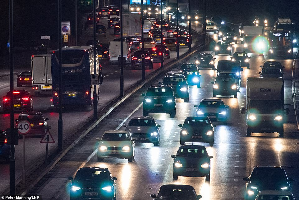 Giao thông trên xa lộ A40 của London trước các hạn chế mới 'Cấp 4' được áp dụng từ nửa đêm