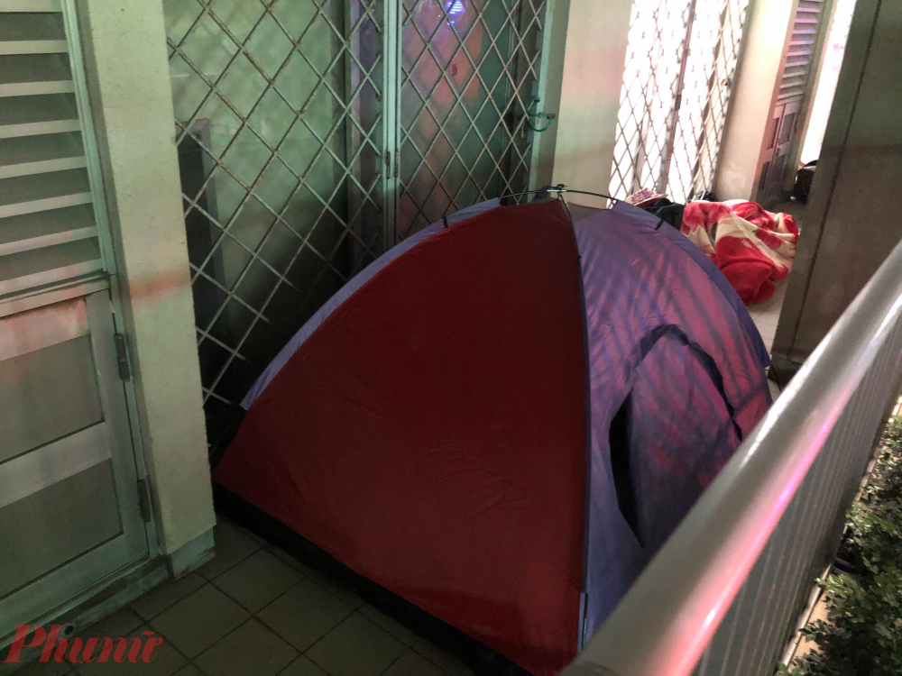 Một số người đã có kinh nghiệm đi thăm người thân đã chọn được chỗ đẹp và mang theo lều bạt để ngủ qua những ngày rét buốt này.