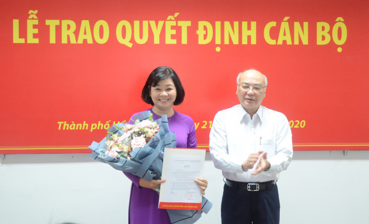 Ông Phan Nguyễn Như Khuê, Trưởng ban Tuyên giáo Thành ủy TPHCM, trao quyết định điều động của Ban Thường vụ Thành ủy TPHCM đối với bà Lý Việt Trung