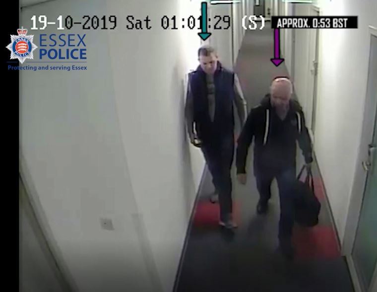 Hình ảnh hai bị cáo Eamonn Harrison (trái) và Gheorghe Nica do camera an ninh ghi lại vào tháng 10/2019