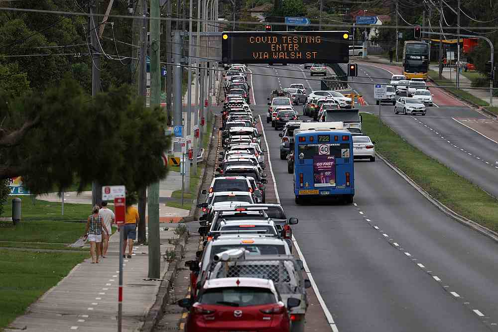 Xe cộ xếp hàng dài để đến khu xét nghiệm nhanh COVID-19 ở ngoại ô Warriewood của Sydney hôm 18/12