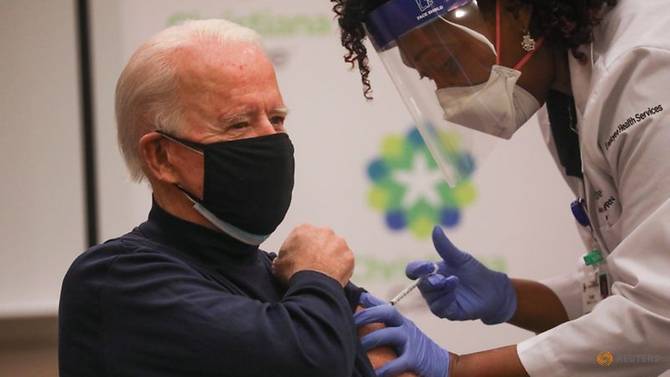 Tổng thống đắc cử Hoa Kỳ Joe Biden nhận một liều vắc-xin chống lại bệnh coronavirus (COVID-19) tại Bệnh viện ChristianaCare Christiana, ở Newark, Delaware