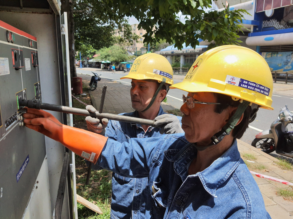 Anh hùng lao động Trương Thái Sơn (bên phải) trong công việc hàng ngày