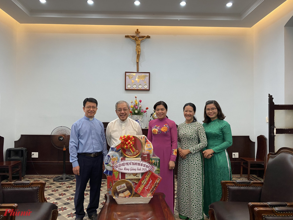 Chị Nguyễn Trần Phượng Trân - Chủ tịch Hội LHPN TP thăm và chúc mừng Lễ Thiên Chúa giáng sinh tại Tòa Tổng giám mụcTPHCM