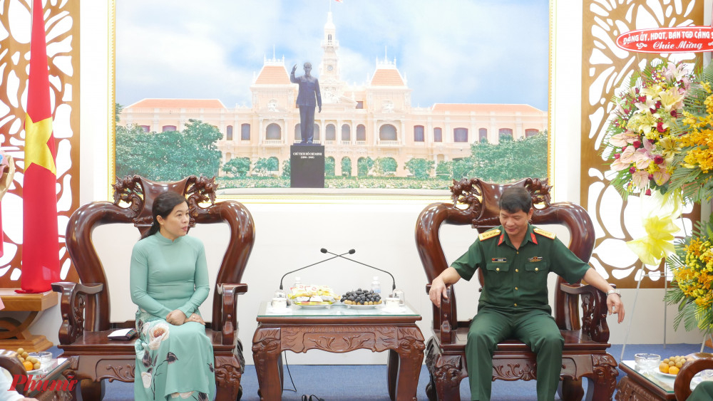 Bà Nguyễn Trần Phượng Trân - Chủ tịch Hội LHPN TPHCM đến thăm và chúc mừng Ngày thành lập Quân đội nhân dân Việt Nam 