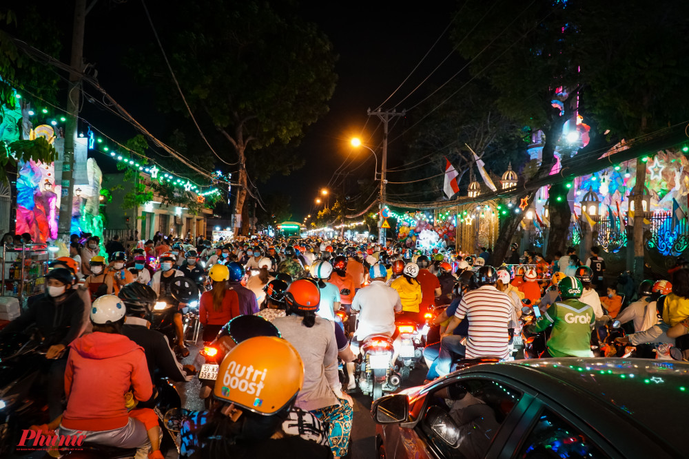 Về tối, xóm đạo Quận 8 đông nghịt người, nhiều người đã phải quay xe ra về vì không chen vào được