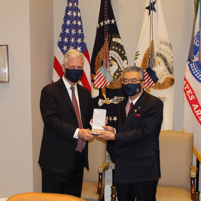 Đại sứ Nhật Bản tại Hoa Kỳ Sugiyama thay mặt cựu Thủ tướng Abe nhận huân chương “Legion of Merit” - Ảnh: NSC