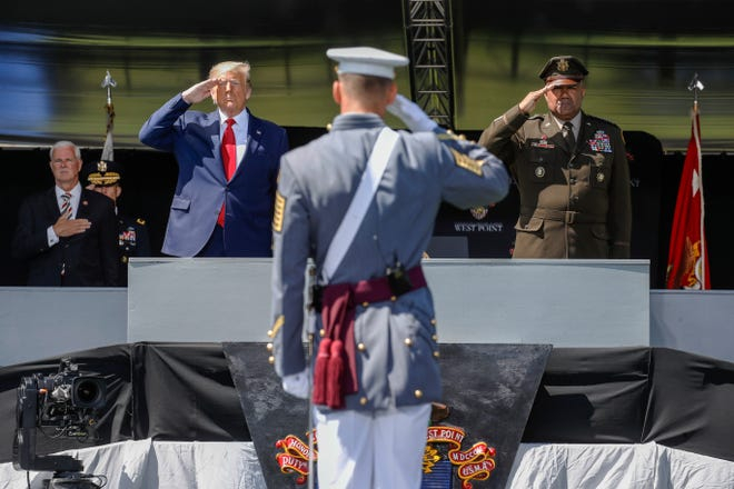 Tổng thống Donald Trump (trái) và Giám đốc Học viện quân sự West Point Darryl A. Williams, tham dự lễ khai giảng của trường ngày 13/6/2020 - Ảnh: AP