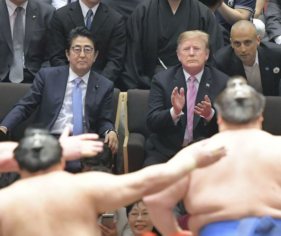 Tổng thống Mỹ Donald Trump (phải) cùng Thủ tướng Nhật Bản Shinzo Abe xem Giải đấu Sumo Grand Mùa hè tại Ryogoku Kokugikan ở Tokyo ngày 26/5/2019 - Ảnh: Kyodo