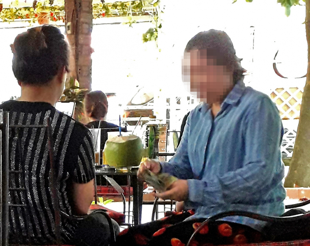Một số phụ nữ đến trả nợ vay tại một quán cà phê gần ngã tư Bình Phước, Q.Thủ Đức