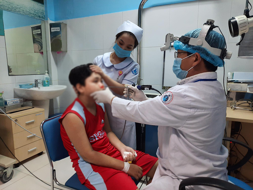 Cậu bé 13 tuổi ở Tây Ninh bị khối u xơ vòm mũi họng 
