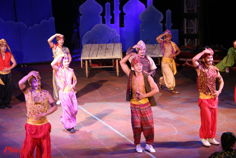 Vai diễn Aladdin do nghệ sĩ Hiển Phước đảm nhận. Anh sở hữu thân hình rắn rỏi, thực hiện nhiều bài nhảy điêu luyện để chào sân.