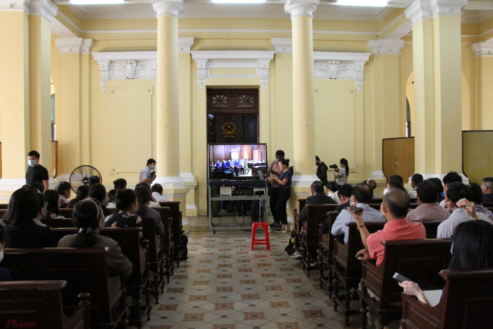 Đông đảo phóng viên báo chí và người thân của các bị cáo có mặt phiên 