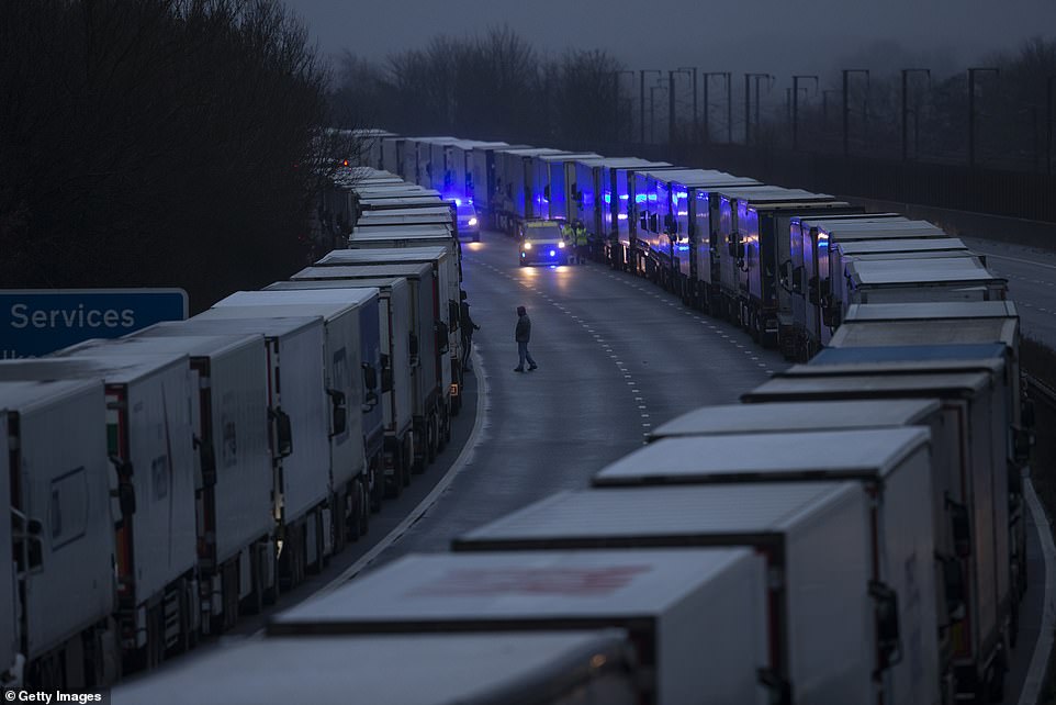 Khoảng 950 xe tải xếp hàng nối dài trên các con đường tại cảng Dover đang chờ đợi rời khỏi Anh, khi hàng chục quốc gia trên thế giới áp dụng các biện pháp hạn chế đi lại với nước này vì một chủng virus corona mới có khả năng lây nhiễm cao hơn tới 70% so với các chủng trước đó