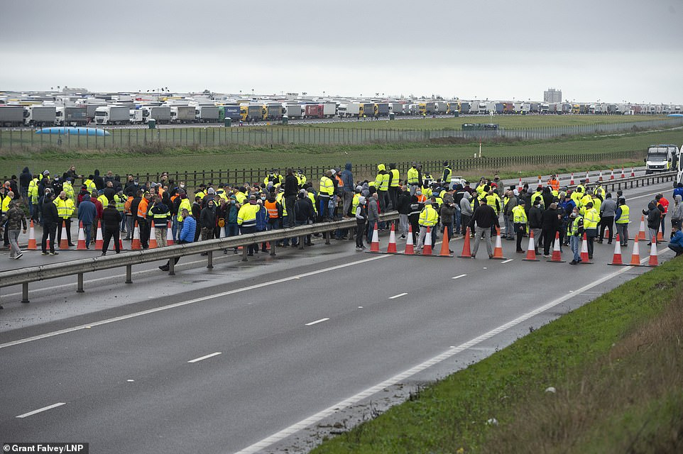 Những người lái xe tải thực hiện một cuộc biểu tình ở Sân bay Manston