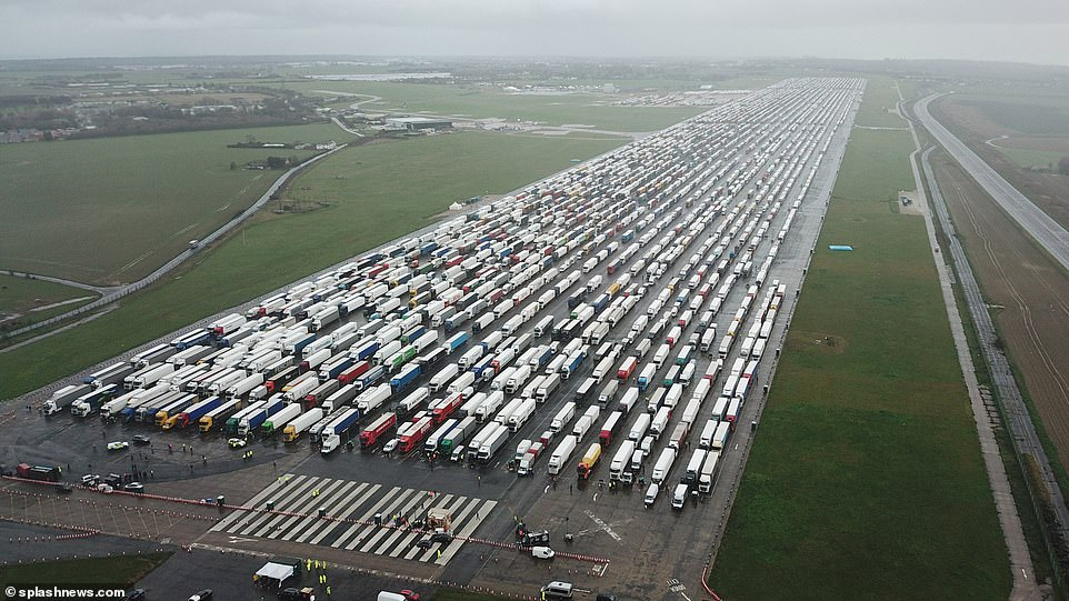 Những hàng xe tải và xe chở hàng đậu dài trên đường băng tại Sân bay Manston