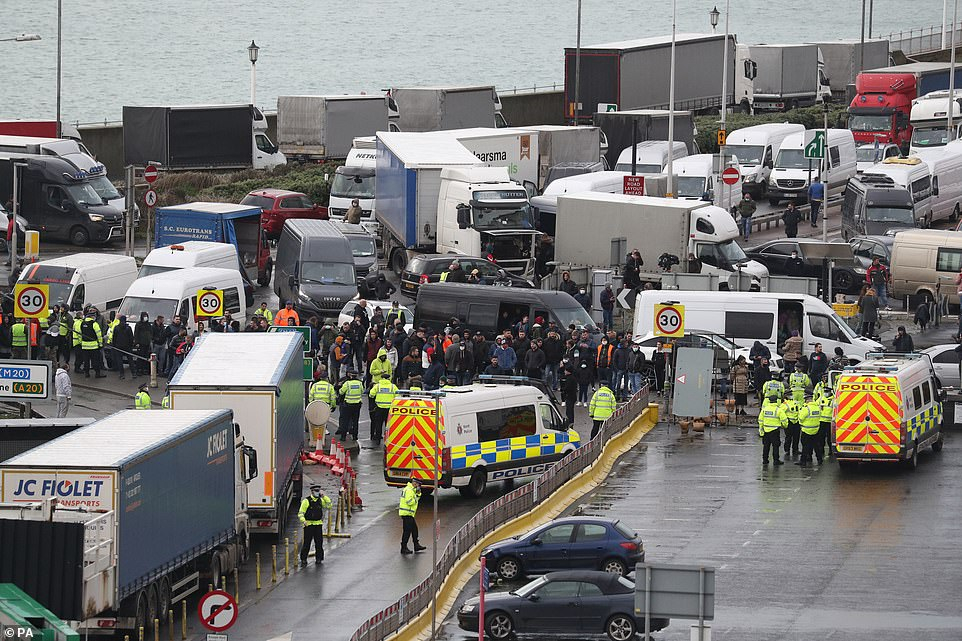 Giao thông tắc nghẽn ở các con đường xung quanh cảng Dover vào sáng 23/12 sau khi biên giới với Pháp được mở lại cho những ai có kết quả xét nghiệm âm tính