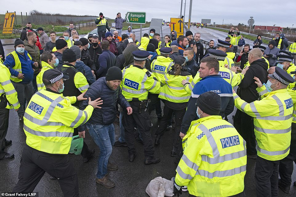Những người lái xe tải đụng độ với cảnh sát ở Manston, nơi họ đã chặn tuyến đường A299 ở Kent vào sáng 23/12 trong một cuộc biểu tình lớn