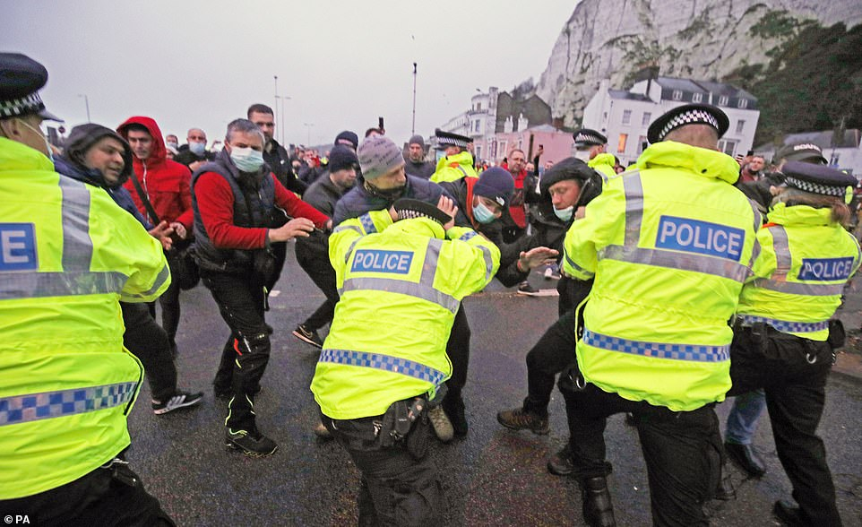 Cảnh sát ngăn cản những tài xế cố gắng tiến vào cảng Dover
