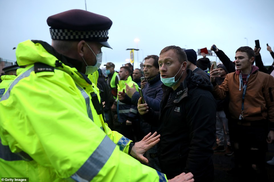 Một người đàn ông nói chuyện với sĩ quan cảnh sát tại Cảng Dover, nơi hàng ngàn tài xế xe tải bị mắc kẹt