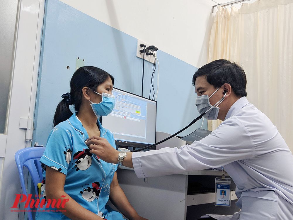 BS Nguyễn Văn Sỹ khám cho chị Mỹ H. Tình trạng thuyên tắc phổi của chị đã được cải thiện