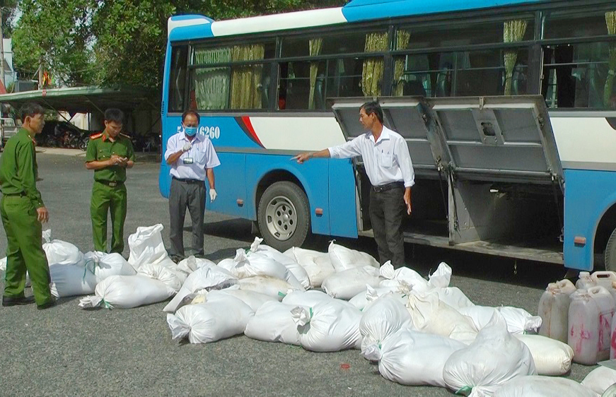 Phương tiện vận chuyển và tang vật huyết heo bị lực lượng chức năng phát hiện bắt giữ